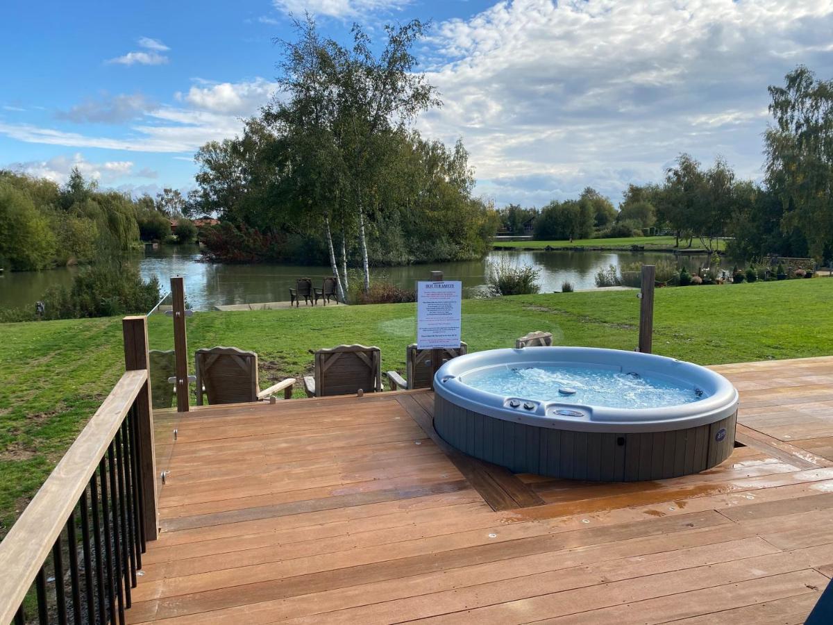 Widgeon Bespoke Cabin Is Lakeside With Private Fishing Peg, Hot Tub Situated At Tattershall Lakes Country Park Εξωτερικό φωτογραφία