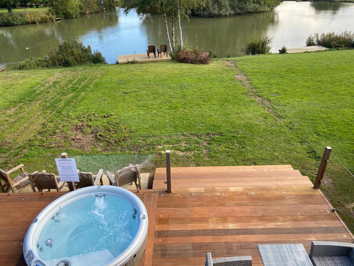 Widgeon Bespoke Cabin Is Lakeside With Private Fishing Peg, Hot Tub Situated At Tattershall Lakes Country Park Εξωτερικό φωτογραφία