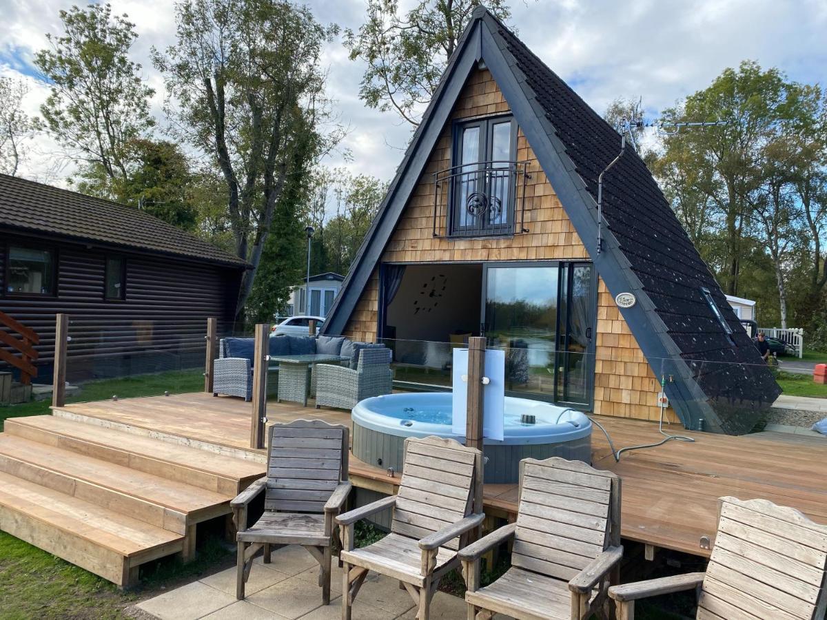Widgeon Bespoke Cabin Is Lakeside With Private Fishing Peg, Hot Tub Situated At Tattershall Lakes Country Park Εξωτερικό φωτογραφία