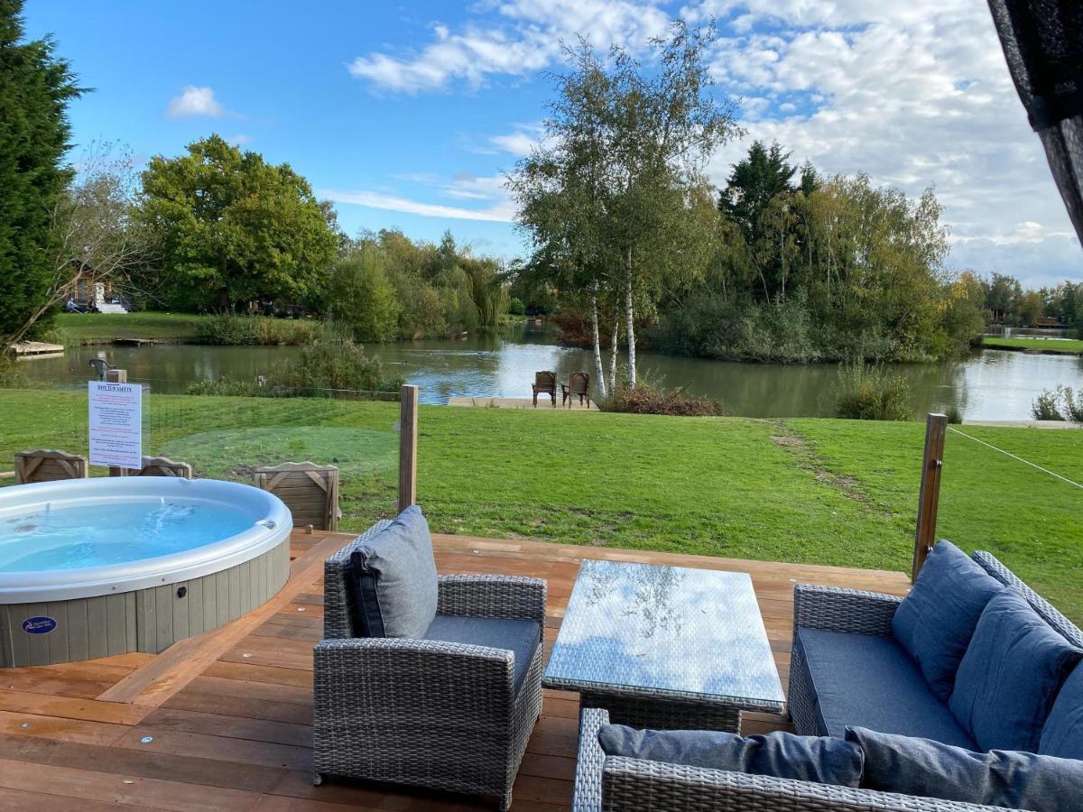 Widgeon Bespoke Cabin Is Lakeside With Private Fishing Peg, Hot Tub Situated At Tattershall Lakes Country Park Εξωτερικό φωτογραφία