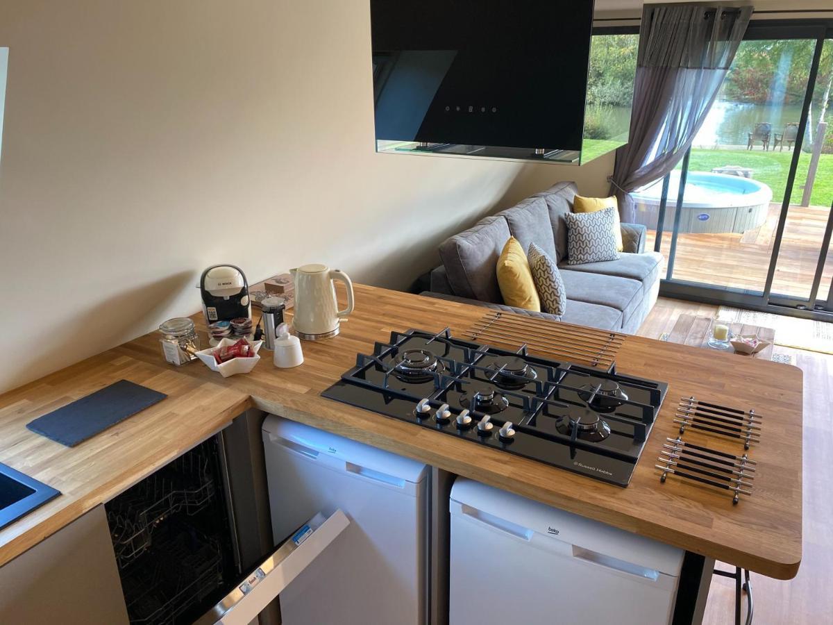 Widgeon Bespoke Cabin Is Lakeside With Private Fishing Peg, Hot Tub Situated At Tattershall Lakes Country Park Εξωτερικό φωτογραφία