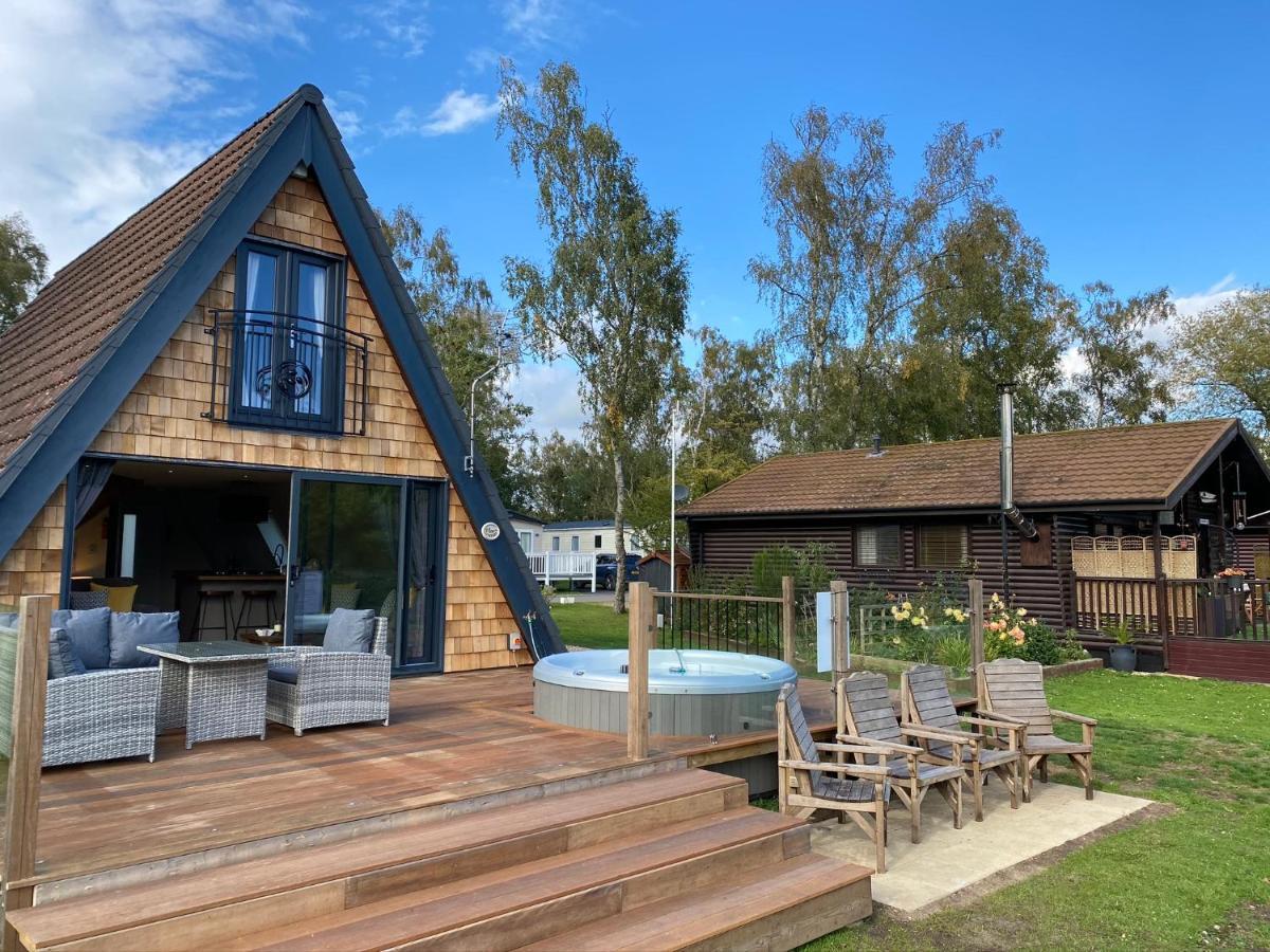 Widgeon Bespoke Cabin Is Lakeside With Private Fishing Peg, Hot Tub Situated At Tattershall Lakes Country Park Εξωτερικό φωτογραφία