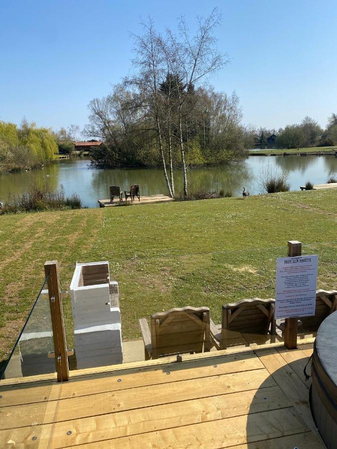 Widgeon Bespoke Cabin Is Lakeside With Private Fishing Peg, Hot Tub Situated At Tattershall Lakes Country Park Εξωτερικό φωτογραφία